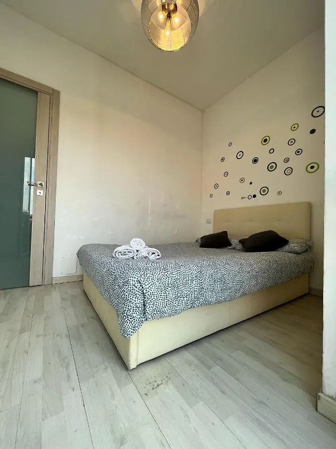 Milan Apartment With A Big Balcony Close To The Metro Italy