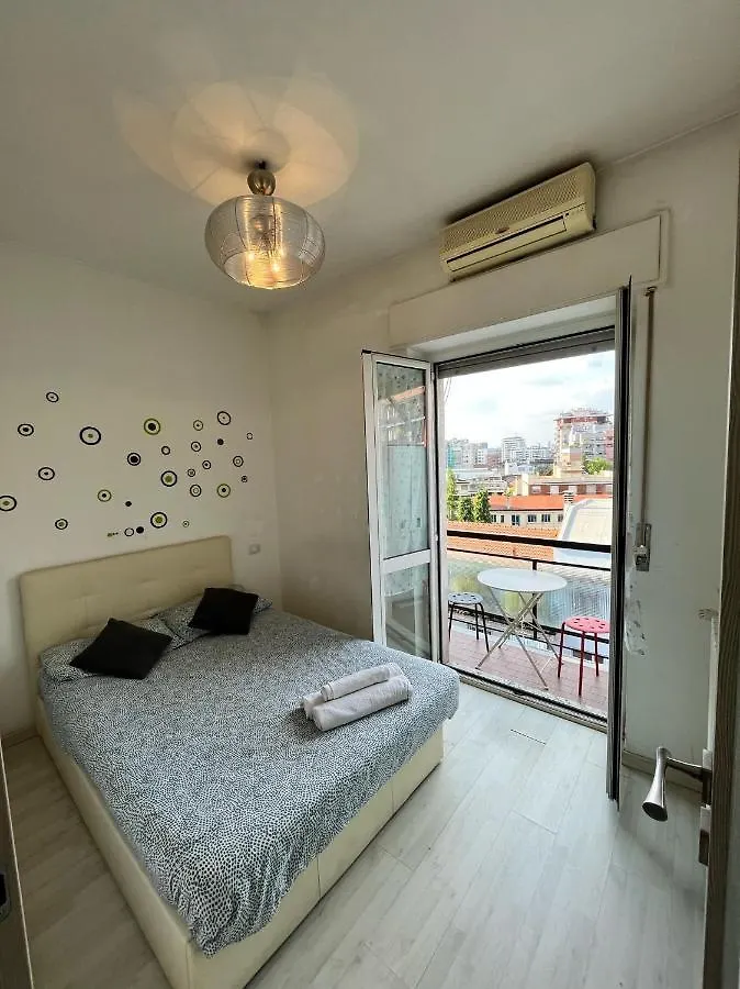 Milan Apartment With A Big Balcony Close To The Metro